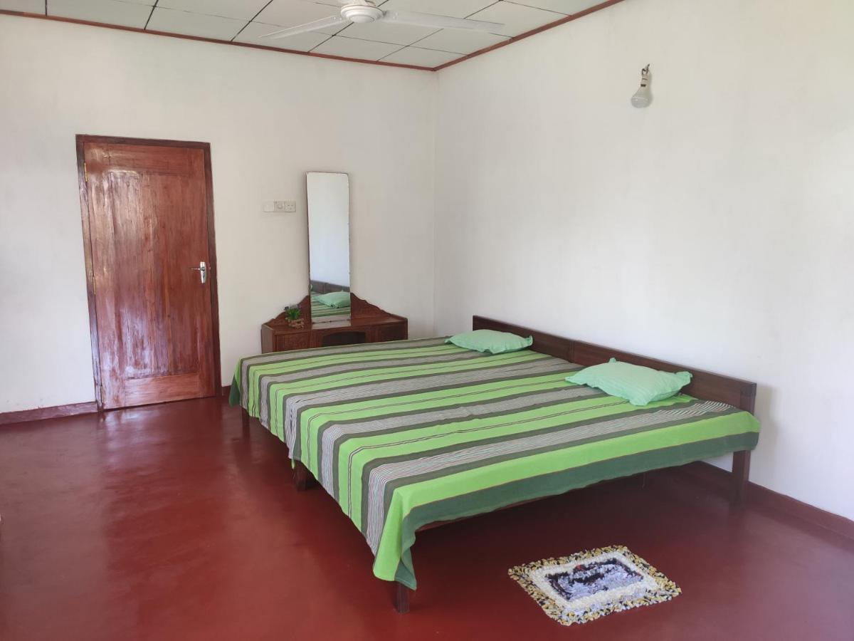 Southern Beach Surf Lodge Ahangama Extérieur photo