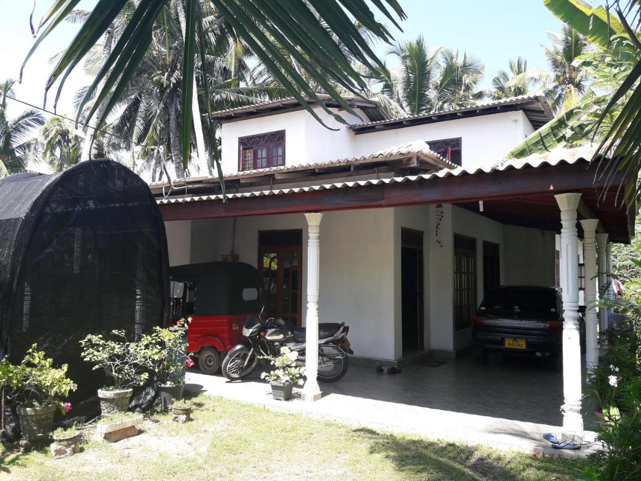 Southern Beach Surf Lodge Ahangama Extérieur photo
