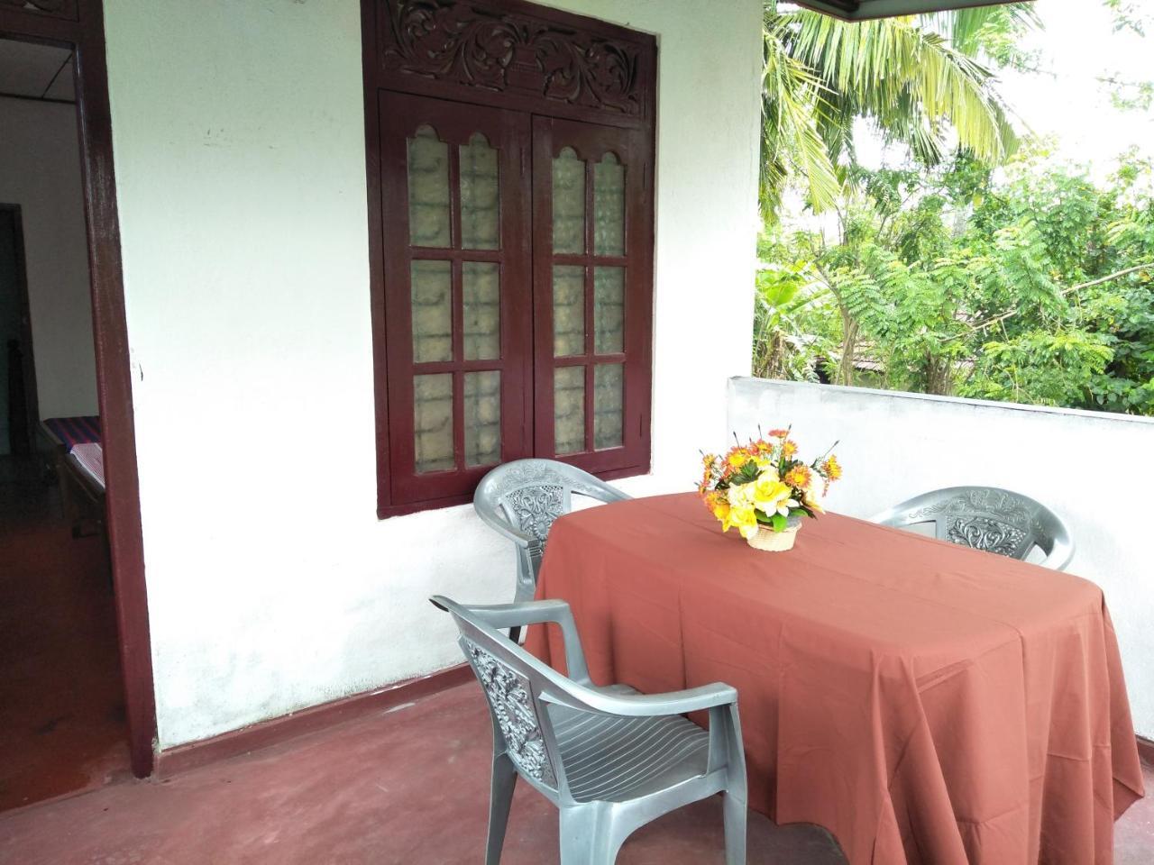 Southern Beach Surf Lodge Ahangama Extérieur photo